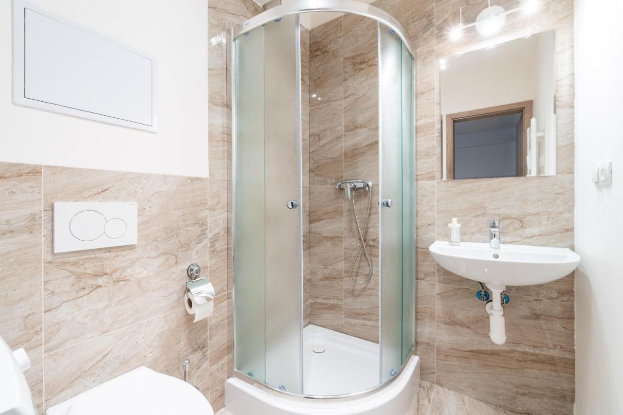 Brand New Studio Apartment #51 With Free Secure Parking In The Center プラハ エクステリア 写真