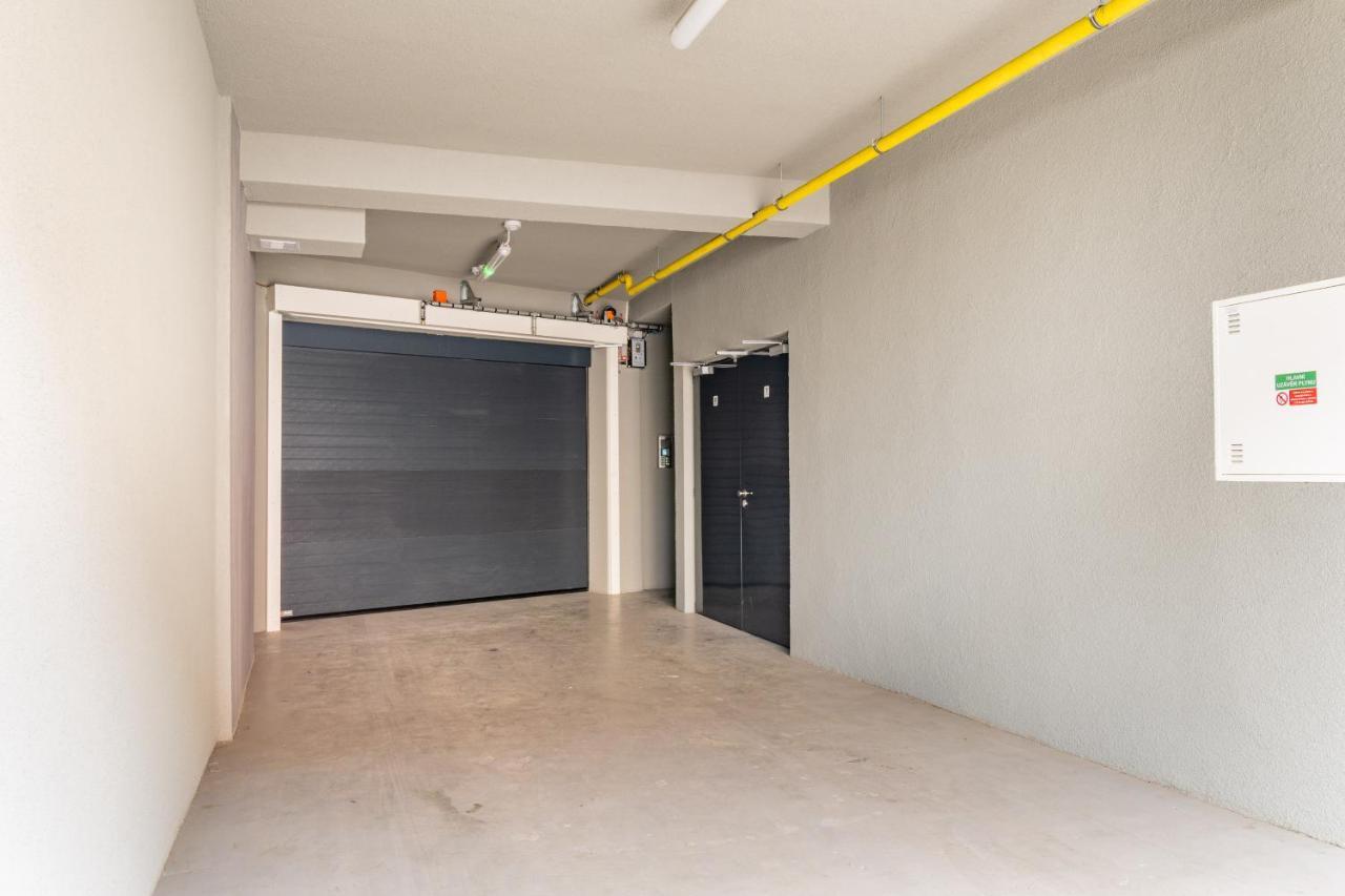 Brand New Studio Apartment #51 With Free Secure Parking In The Center プラハ エクステリア 写真