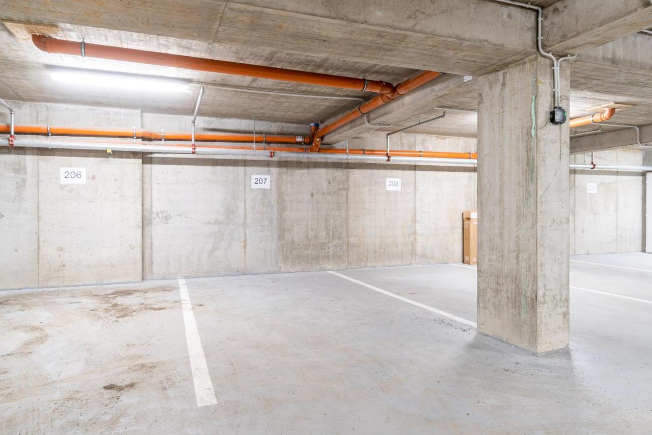 Brand New Studio Apartment #51 With Free Secure Parking In The Center プラハ エクステリア 写真